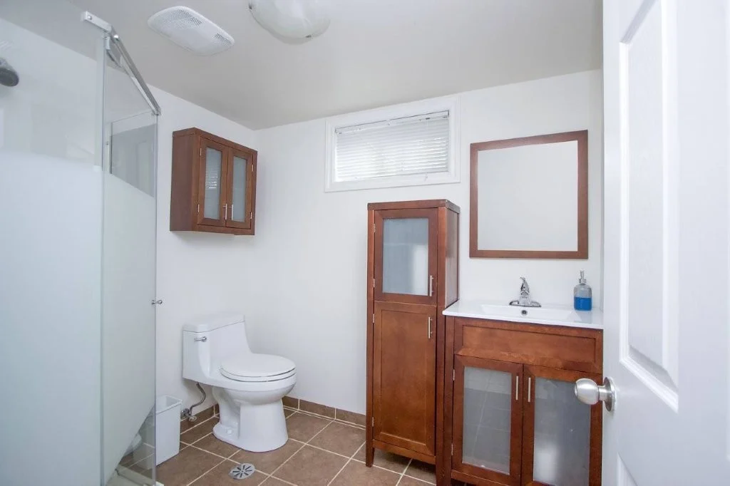 Three-piece suite bathroom